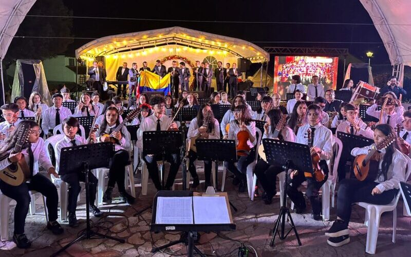 Artesanos exhiben cerámica y tejidos típicos en la plaza Cacique Tundama durante el Bazarte