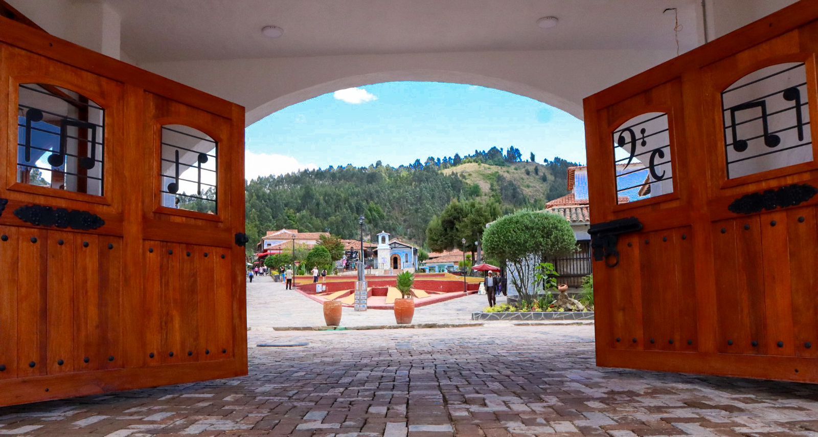 Portal de madera tallada a mano, entrada principal al Pueblito Boyacense en Duitama