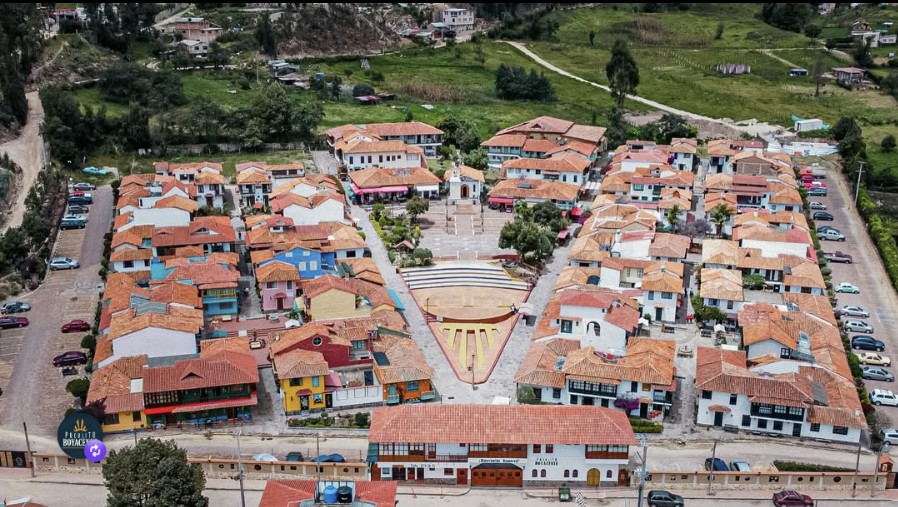 Vista aérea de Pueblito Boyacense, conjunto turístico y residencial en Duitama donde aplican estas normas de ingreso